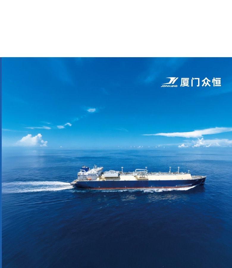 货轮航行于蔚蓝海面